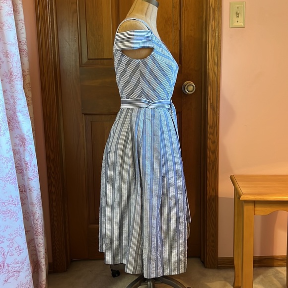 EUC WHBM  Blue & White Seersucker Dress Size 2 with pockets - Picture 6 of 14